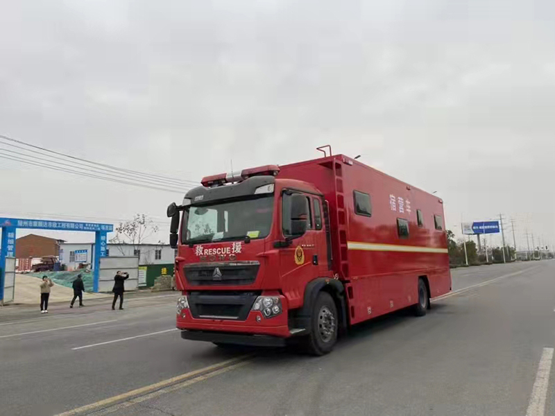 重汽豪沃單橋救援宿營車（24人）